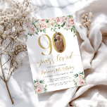 Invitación Rubor Pink Floral Photo 90th Birthday Invitation<br><div class="desc">Elegante invitación por cumpleaños número 90 con foto | Floral & Gold Accents Celebra con estilo esta hermosa invitación de cumpleaños 90 con delicados florales de acuarela y acentos dorados brillantes. Este diseño elegante y femenino enmarca tu foto personalizada, añadiendo un toque especial a tu celebración de hitos. Perfecto para...</div>