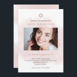 Invitación Rubor rosa y oro Rosa| Foto Bat Mitzvah<br><div class="desc">Estas modernas y elegantes invitaciones a Bat Mitzvah presentan su foto personal con encantadores y modernos tonos rosa color agua y una falsa estrella de oro rosa de David.</div>