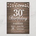 Invitación Rustic 30th Birthday Invitation String ilumina mad<br><div class="desc">Invitación rústica de cumpleaños 30 con fondo de madera de String Lights. 16.º 18.º 21.30.º 40.º 50.60.70.90.100,  Cualquier edad. Para una mayor personalización,  haga clic en el botón "Personalizar" y utilice nuestra herramienta de diseño para modificar esta plantilla.</div>