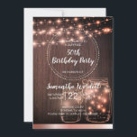 Invitación Rustic 50th Birthday String Lights<br><div class="desc">La rústica invitación a la fiesta de cumpleaños número 50 con luces de cuerda,  fondo de grano de madera de cristal de un frasco de albañil y un tono de rosa con tira metálica de oro rosa. Personalice esta invitación para cualquier edad. Estilo rústico de campo.</div>