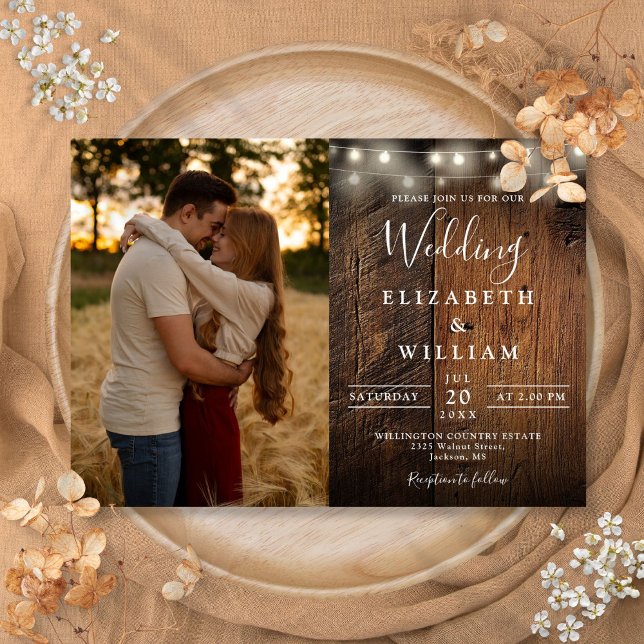 Invitación Rustic Barn Wood String Luces Boda Foto (Rustic Barn Wood String Lights Wedding Photo Invitation)