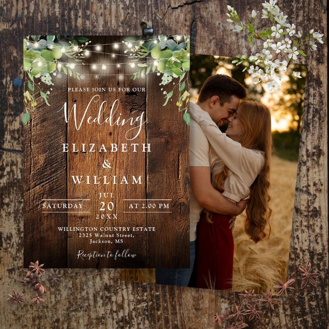 Invitación Rustic Wood String ilumina a Greenery Photo Boda (Rustic Wood String Lights Greenery Photo Wedding Invitation)