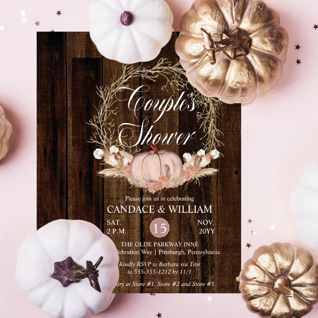Invitación Rústica calabaza Pampas ducha de la pareja de guir (Rustic Pink Pumpkin Pampas Twig Wreath on Dark Faux Wood Couple's Shower Invitation)