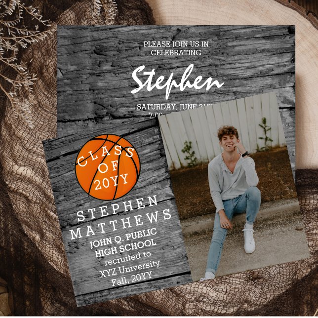 Invitación Rústica de Graduación de Fotos de Balon (Rustic Barnwood Basketball Player Photo Graduation Announcement and Party Invitation -Print Digital)