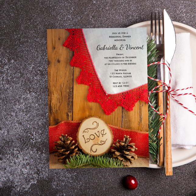 Invitación Rústica de los piñones y el rojo de los encajes pa (Set a natural tone  with the Rustic Pines and Red Lace Winter Wedding Rehearsal Dinner Invitation.)