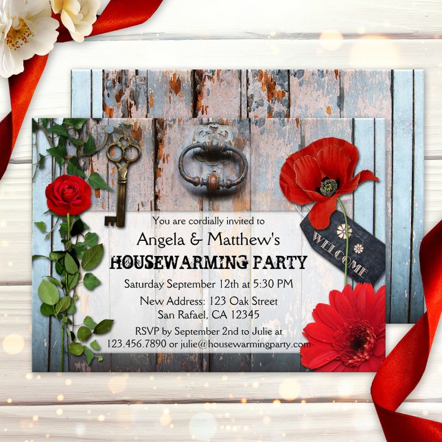 Invitación Rústica Romántica Floral Madera Hogar C (Rustic housewarming invitation featuring a wood panel with door knocker, key and red flowers)