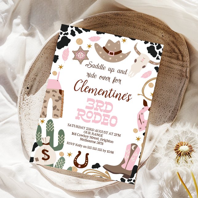 Invitación Rústica silla rosa arriba tercer rodeo tercer cump (Girls Pink 3rd Rodeo Birthday Invitation, 3rd Rodeo 3rd Birthday Invite, Western Themed, Cowgirl )