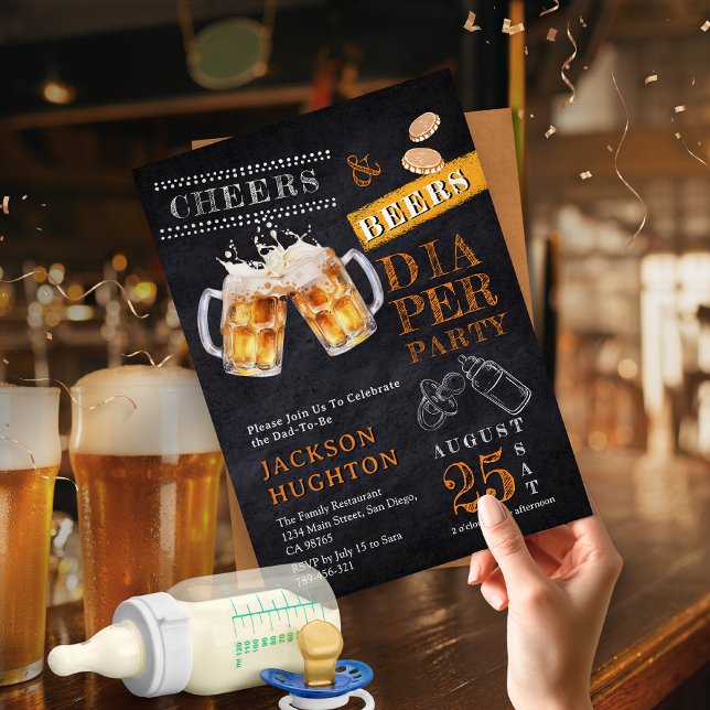 Invitación Rústico Fiesta de pañales de Chalkboard Cheers & B (Rustic Chalkboard Cheers & Beers Diaper Party Invitation)