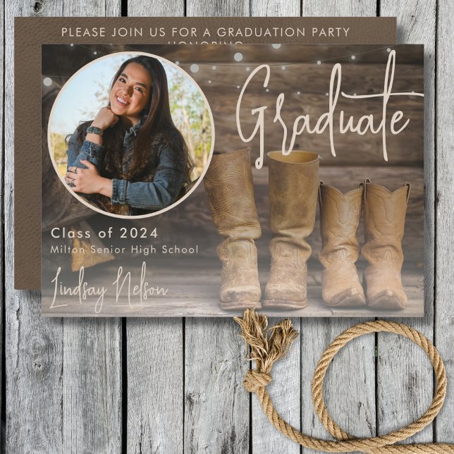 Invitación Rústico Graduación de fotos de arranque de Barn y  (Rustic Western Barn & Cowboy Boot Photo Graduation Invitation)
