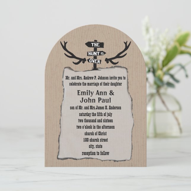 Invitación Rústico La caza es sobre el Boda mostrado en Kraft (Anverso de pie)