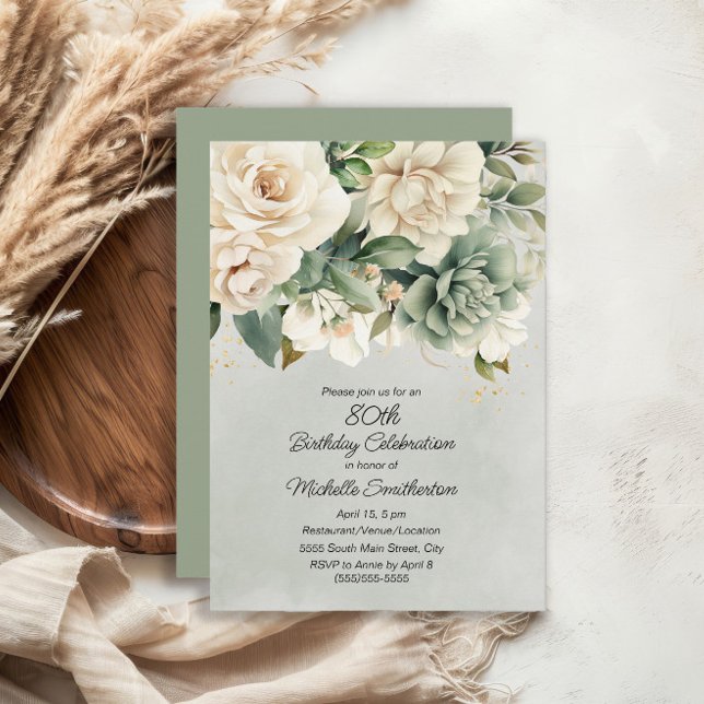 Invitación Sabio Blanco Verde Floral Dorado Cumpleaños 80 (White floral on sage green 80th birthday party invitation)