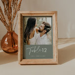 Invitación SAGE Green Bohemira Photo Table Number 5x7<br><div class="desc">La Colección SAGE es fresca, moderna y perfecta para la celebración de bodas bohemios o de género neutro. Cuenta con un impresionante y moderno tipo de letra de guión combinado con un magnífico color verde sabio, creando un aspecto limpio y elegante. Esta colección es perfecta para parejas que desean crear...</div>