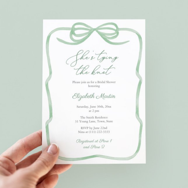 Invitación Sage Green Bow está atando la ducha nupcial (Sage green tying the knot bridal shower invitation with watercolor bow and green white stripe backer)