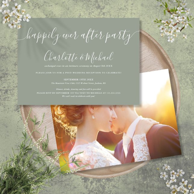 Invitación Sage Green Feliz para siempre después de la foto d (Sage Green Happily Ever After Party Wedding Photo Invitation)