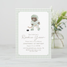 Invitación Sage Green Gingham Hockey Rookie Year Teddy Bear 