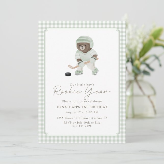 Invitación Sage Green Gingham Hockey Rookie Year Teddy Bear  (Anverso de pie)