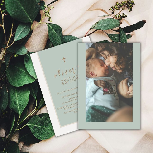 Invitación Sage Green Moderno Cross Christening Photo Baptism (Sage Green Modern Cross Christening Photo Baptism Invitation)