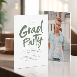 Invitación Sage Green Simple Moderno Brush Script Grad Fiesta