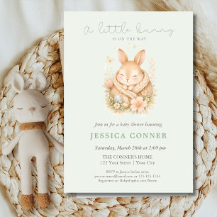 Invitación Sage Verde Conejito en Camino Baby Shower