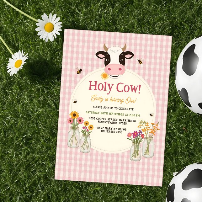 Invitación Sagrada Vaca Floral Gingham Rosa Cumpleaños 1 (Holy Cow Girl Birthday Invitation Pink Gingham 1st Birthday Party Invite with Flowers and Cow)
