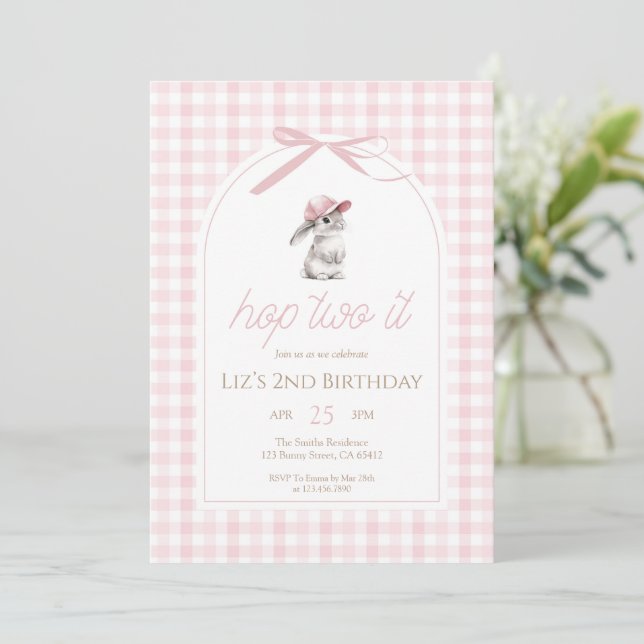 Invitación Salta Dos Veces Conejo de Cuadros Rosado Cumpleaño (Anverso de pie)