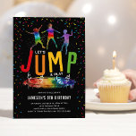 Invitación Saltar niños Trampoline Fiesta de cumpleaños<br><div class="desc">Cuando se trata de prepararse para un fiesta de cumpleaños para niños, las invitaciones personalizados son la forma perfecta de marcar la pauta y hacer saber a los invitados qué tipo de evento esperar. Con un fondo negro audaz y moderno con rociadas fiestas coloridas, estas invitaciones audaces presentan imágenes vibrantes...</div>