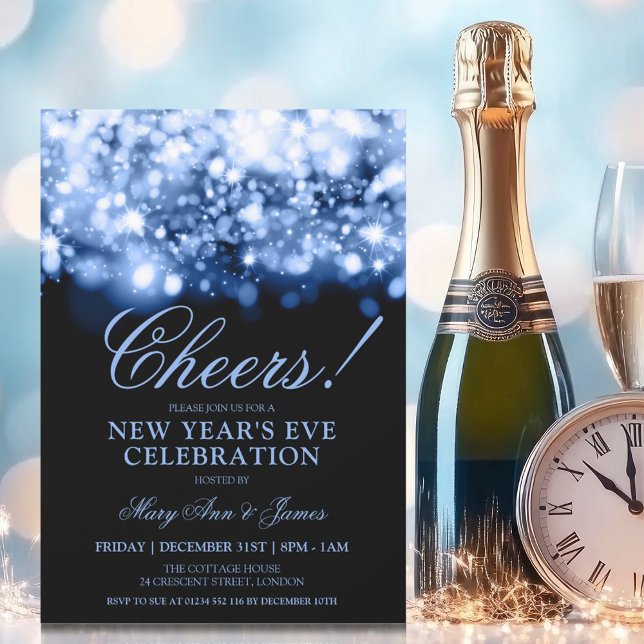Invitación SALUD! Nochevieja de la marina de guerra luces de  (CHEERS! New Years Eve Navy Blue Sparkle Lights Invitation)