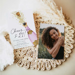 Invitación Saludos a 21 cumpleaños con fotos moradas y dorada<br><div class="desc">¡Saluda a los 21 con estilo con esta moda y la divertida invitación a la fiesta de cumpleaños del champán! Consigue que tus amigos estén llenos de emoción y listos para brindar tu momento histórico. ¡Es hora de tomar esa champaña y dejar que fluya la celebración! La mayoría de las...</div>
