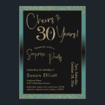 Invitación Saludos a 30 años sorpresiva fiesta de cumpleaños,<br><div class="desc">Utilizando dos tipos de letra distintivos, he creado gráficos para su invitación y los he embellecido con un efecto de oro falso metálico para una vibración festiva. Aunque cada parte se puede mover para adaptarla a sus necesidades, el encabezado dice "¡Saludos a 30 años!" y "Fiesta sorpresa". ("Sorpresa" se puede...</div>