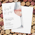 Invitación Saludos a 60 años Fiesta de cumpleaños número 60<br><div class="desc">¡Saludos a los 60 años!, se muestra con orgullo en la cima de esta elegante y clásica invitación, con una gran acuarela de cristal de vino rosa y gris a la derecha, dándole un toque moderno. Puedes hacer personalizares del año para celebrar cualquier hito. El diseño usa tipografía de escritura...</div>