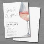 Invitación Saludos a 60 años Fiesta de cumpleaños número 60<br><div class="desc">¡Saludos a los 60 años!, se muestra con orgullo en la cima de esta elegante y clásica invitación, con una gran acuarela de cristal de vino rosa y gris a la derecha, dándole un toque moderno. Puedes hacer personalizares del año para celebrar cualquier hito. El diseño usa tipografía de escritura...</div>
