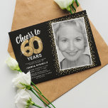 Invitación Saludos a 60 años foto de cumpleaños<br><div class="desc">Elegante invitación a fiesta de cumpleaños número 60 con un elegante fondo negro que se puede cambiar a cualquier color, una foto del chica de cumpleaños / chico, purpurina brillante de oro, sesenta globos de helado de oro y una plantilla de texto moderna de celebración de cumpleaños número 60 que...</div>