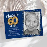 Invitación Saludos a 60 años foto de cumpleaños<br><div class="desc">Elegante invitación a fiesta de cumpleaños número 60 con un fondo azul de moda que se puede cambiar a cualquier color, una foto del chica de cumpleaños / chico, purpurina brillante de oro, sesenta globos de helado de oro y una plantilla de texto moderna de celebración de cumpleaños número 60...</div>