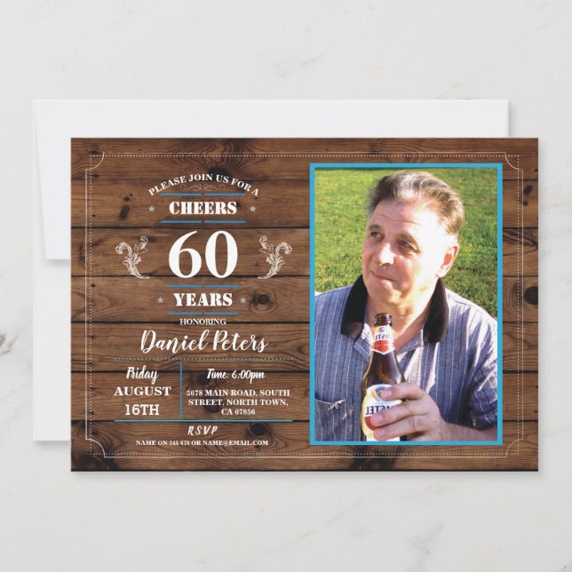 Invitación Saludos a 60 años foto rústica de madera de cumple (Anverso)