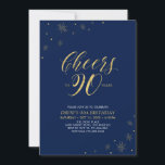 Invitación Saludos a 90 | Fiesta de los 90 Años de Oro y Mari<br><div class="desc">Celebremos su día especial con esta elegante invitación a la fiesta de cumpleaños número 90. Este diseño presenta la tipografía de oro de moda "Cheers to 90 años" y elementos dorados con un fondo azul marino. Se puede personalizar el texto y el color de fondo. En mi tienda BaraBomDesign hay...</div>