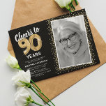Invitación Saludos a la foto de 90 años<br><div class="desc">Elegantes invitaciones para fiestas de cumpleaños de noventa años con un elegante fondo negro que se puede cambiar a cualquier color, una foto del chica de cumpleaños / chico, purpurina brillante de oro, globos de hellio de noventa y una plantilla de texto moderna de celebración de cumpleaños 90 que es...</div>