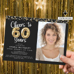 Invitación Saludos a los 60 años del Confeti de globos fotogr<br><div class="desc">Celebra el cumpleaños 60 con estas elegantes y festivas invitaciones de fiesta con el título CHEERS TO 60 YEARS con falsos números de globos metálicos de oro y tipografía moderna de escritura, una foto y retransmisiones de oro y confetti en tu elección de color de fondo (mostrado en negro). ASISTENCIA:...</div>