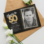 Invitación Saludos a los cincuenta años 50.ª foto de cumpleañ<br><div class="desc">Celebra el gran hito de cumplir cincuenta años con nuestras elegantes invitaciones para fiestas de cumpleaños. Con un fondo negro de moda en personalizable, un lugar fotográfico personal y acentos dorados, estas invitaciones dejan una impresión duradera. Los detalles del globo de helio de oro le dan un toque mágico, mientras...</div>
