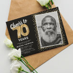 Invitación Saludos a setenta años foto de cumpleaños 70<br><div class="desc">Elegante invitación para fiestas de 70 años con un elegante fondo negro que se puede cambiar a cualquier color, una foto del chica de cumpleaños / chico, purpurina brillante de oro, setenta globos de hellio de oro y una moderna plantilla de texto para la celebración de 70 años que es...</div>