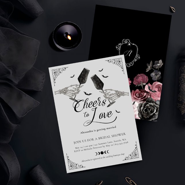 Invitación Saludos para amar a Skeleton con ducha de novias g (Cheers to Love Skeleton Hand Gothic Bridal Shower Invitation)