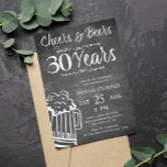 Invitación Saludos y cervezas 30 cumpleaños masculino en piza<br><div class="desc">Animaciones informales y divertidas, hombres y cervezas, tarjeta de invitación para fiestas de 30 años con un guión de tipografía sofisticado, tazón de cerveza de garabato y remolinos sobre un fondo rústico de pizarra gris oscuro. Adecuado para cualquier fiesta de cumpleaños de edad o hito. Fácil de personalizar cambiando la...</div>
