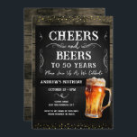 Invitación Saludos y cervezas 50° presupuesto de fiesta de cu<br><div class="desc">Saludos y cervezas invitaciones de cumpleaños. Fácil de personalizar. Todo el texto es ajustable y fácil de cambiar para sus propias necesidades fiestas. Alquiler y elementos rústicos de madera. El Chalkboard divertido gira y florece. Mug de cerveza acuarela. Invitaciones para él. Diseño de cumpleaños BBQ Bar o patio trasero. Cualquier...</div>