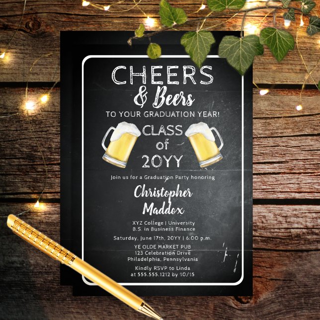 Invitación Saludos y cervezas a su Fiesta de año de graduació (Rustic Cheers and Beers To Your Graduation Year Party Invitation - Print | Download)