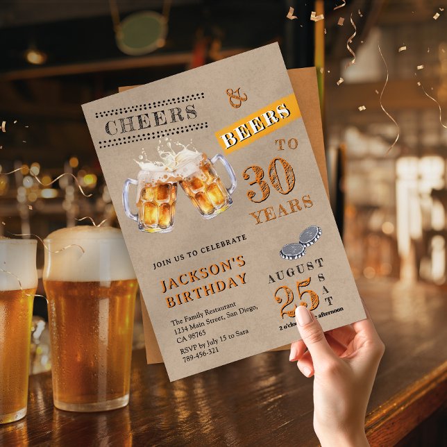 Invitación Saludos y cervezas rústicos de Kraft a cualquier e (Rustic Kraft Cheers & Beers Any Age Birthday Invitation )