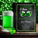 Invitación Saludos y cervezas St. Patricks 40 Fiesta de cumpl<br><div class="desc">Celebra un cumpleaños especial de alguien con este rústico pizarrón de "Cheers and Beers" y la flor de tazas de cerveza verde de espuma se ven como el diseño de la "fiesta de cumpleaños" con puntos de confeti verdes. Diseño compuesto por Holiday Hearts Designs (derechos reservados).</div>