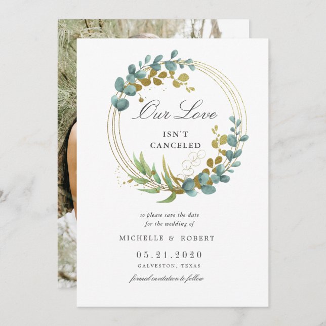 Invitación Salvar la fecha de boda con eucalipto dorado verde (Anverso / Reverso)