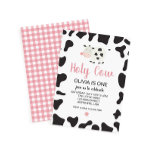 Invitación Santo Vaca Soy un Pink Gingham Daisy Birthday<br><div class="desc">¡Santo Vaca! Cute Cow con huella de vaca,  margarita rosa y gingham rosa invitada a la fiesta de cumpleaños.</div>