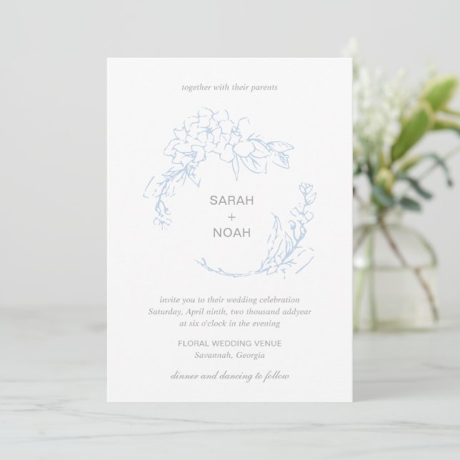 Invitación Sarah Dusty Blue Floral Wreath Boda moderno (Anverso de pie)