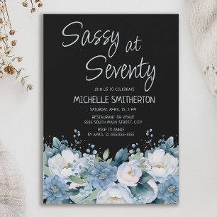 Invitación Sassy a los 70 Cumpleaños Floral Azul Polvo Blanco