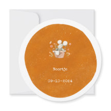 Schattig baby muisje op geel / oranje achtergrond